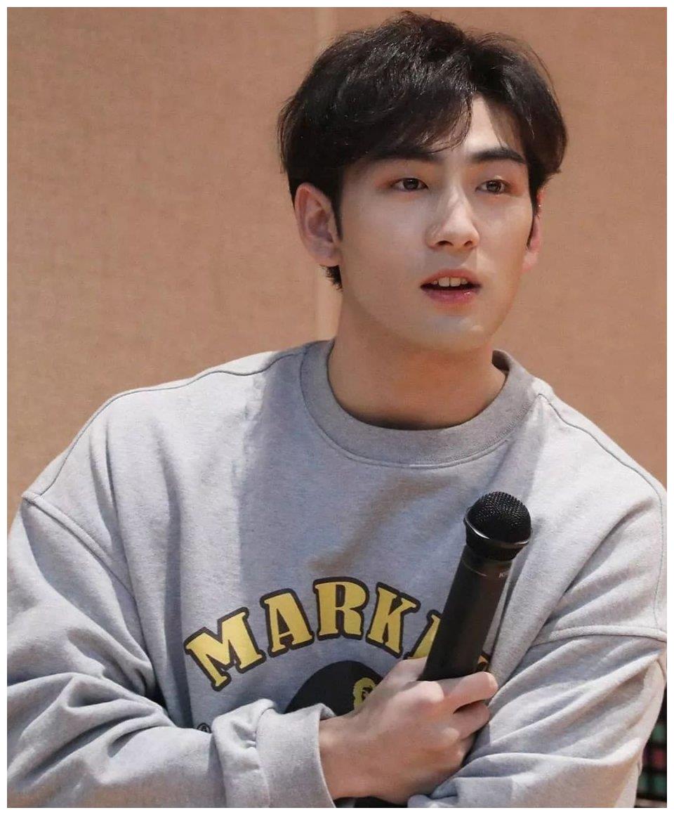 姜东昊的肌肉好好看哦,我需要这样的男孩!