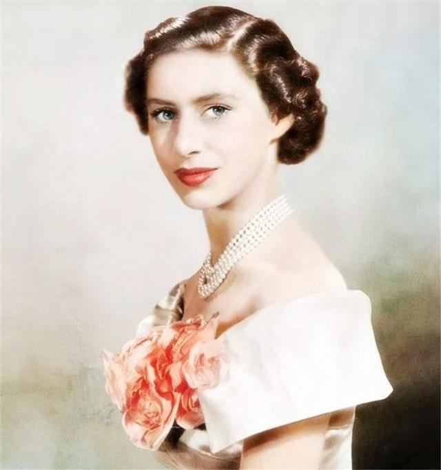 70张老照片看懂英国女王伊丽莎白二世的传奇人生_高清图集_新浪网