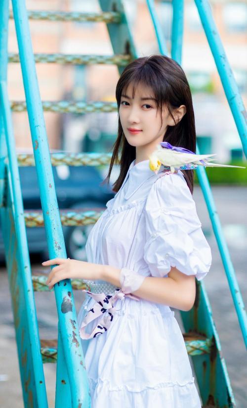 刘美旗街头写真新鲜出炉 恬静柔美静待岁月安好_高清图集_新浪网