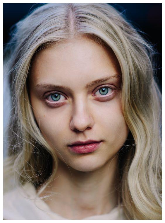 俄罗斯模特清澈眼眸配雪白肌肤粉丝陶醉美如童话故事