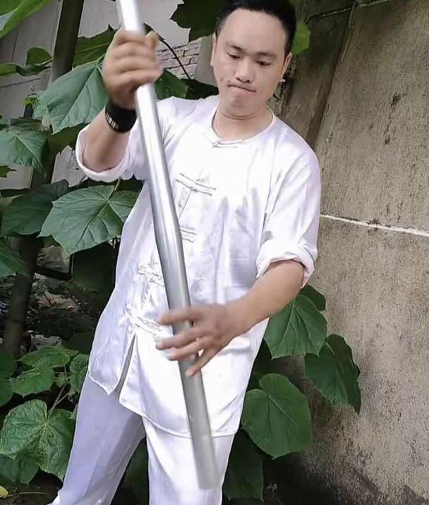 第二个皮香远少林功夫传人铁砂掌打扁铁管欲破武僧一龙铁布衫