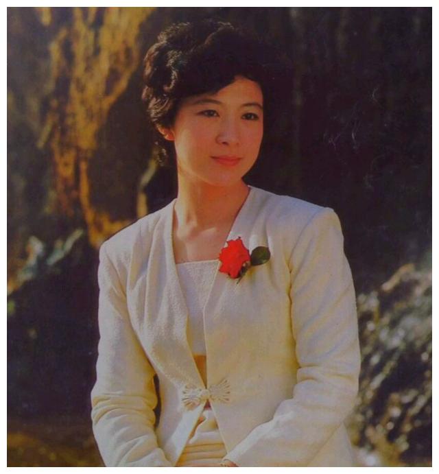 老戏骨王馥荔,为演电影《日出》曾自毁形象,儿子司命星君很争气