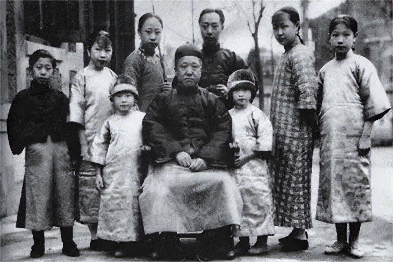 此后无论是在天津,还是回到北京的醇亲王府生活,载沣和溥任父子二人就