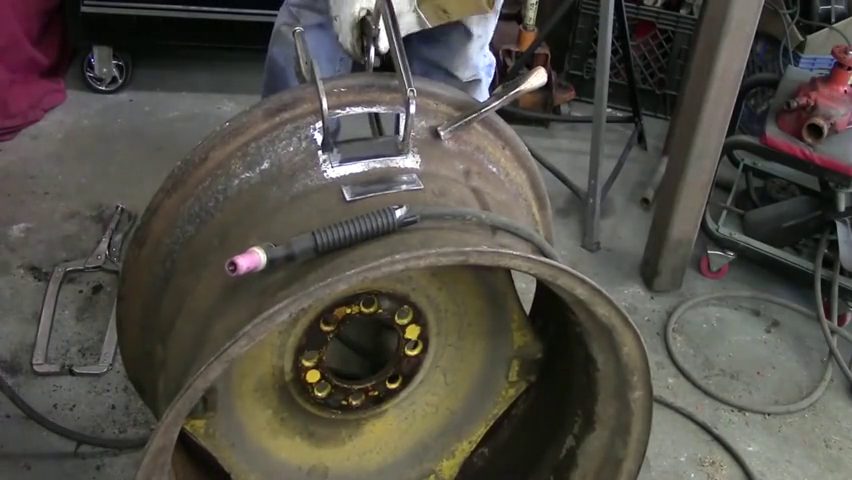 焊接修复破洞的轮毂,这样的轮毂还敢用,真是服了老外