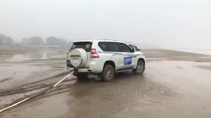 雷克萨斯救援丰田越野车一脚油门轻松拉了出来