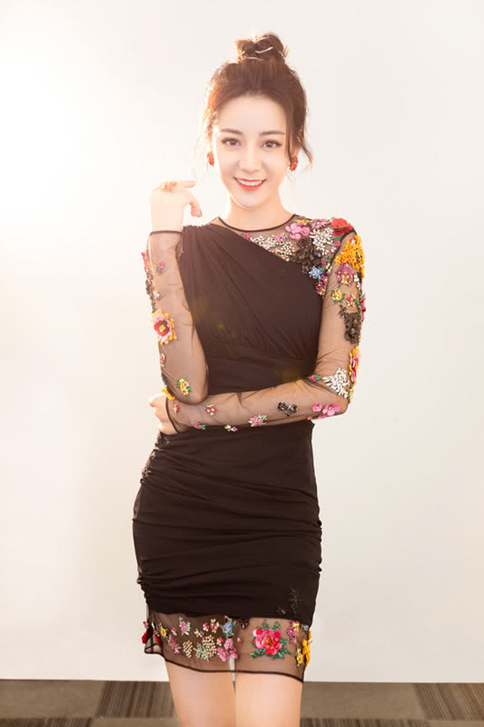迪丽热巴美了,薄纱裙上绣满了鲜花,再搭配上丸子头俏皮还可爱__财经
