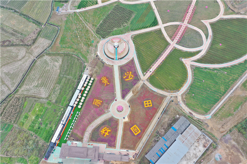 連州沙坊美麗田園景區有一巨型石磨,代表男女愛情婚姻與家庭生活