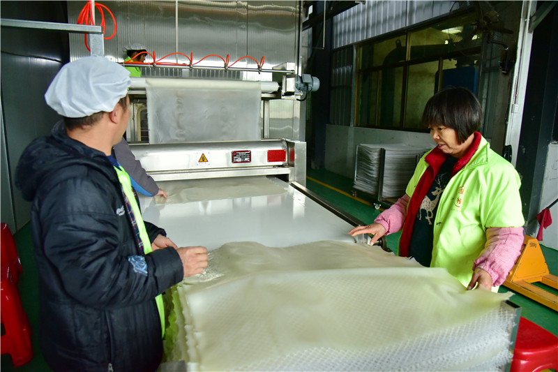 連州沙坊美麗田園景區有一巨型石磨,代表男女愛情婚姻與家庭生活