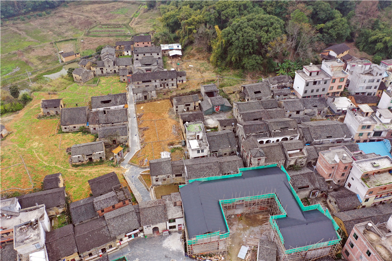 連州沙坊美麗田園景區有一巨型石磨,代表男女愛情婚姻與家庭生活