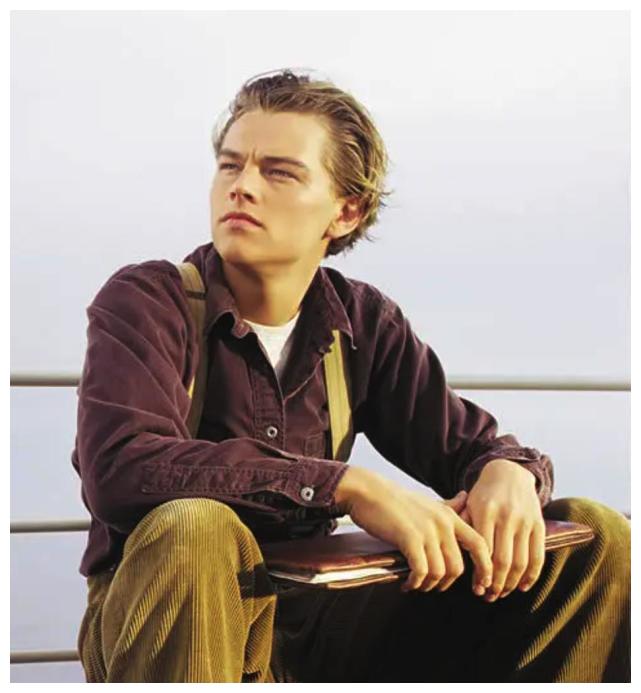 小李子寒冬天拍夜戏,冻得双手抱胸发型都飞了,略显发福撞脸范伟__财经