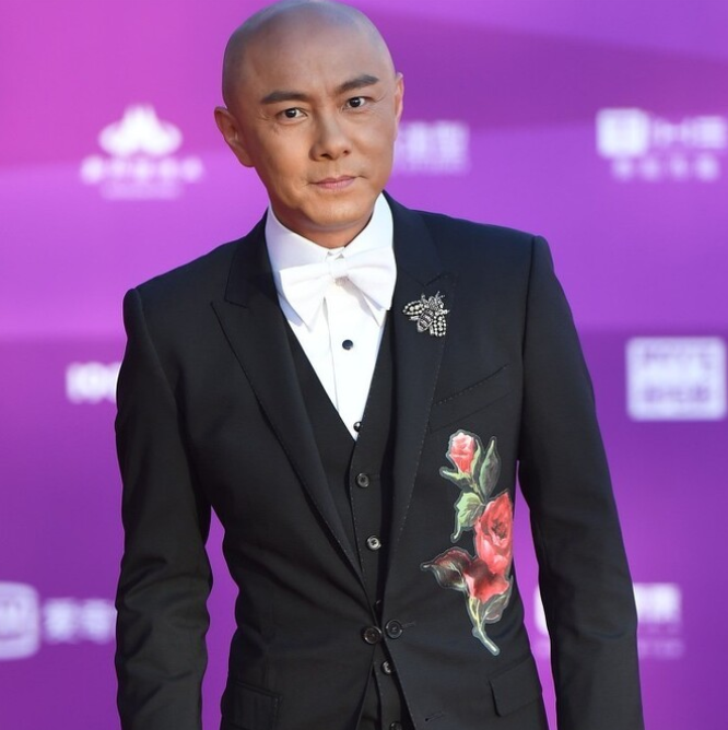 娱乐圈最火的两位光头明星,是如何变"秃顶"的,揭开背后故事_高清图集