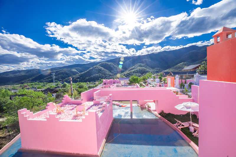 拉市海边打造的网红旅拍基地"粉红帝国"