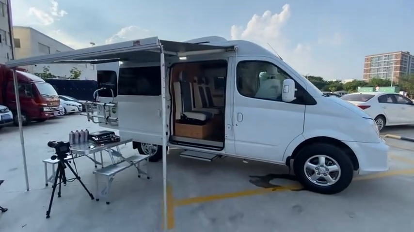 04:49带大家看看大通原厂生产的b型短轴房车是什么样的布局!