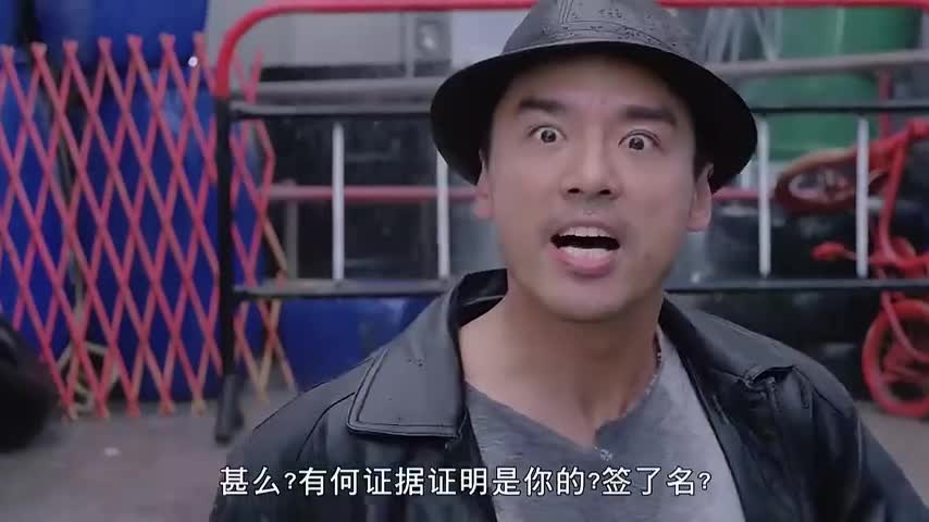 潇洒哥抢了星爷的行李还狡辩,当查看行李时,才发现被星爷耍了