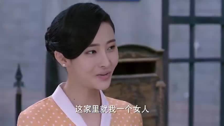 无名卫士李文蕾进入房屋钱固仁紧随其后