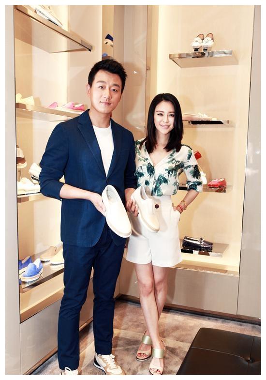 他成名后娶自己老师,8年生3个孩子,今妻子40岁美如少女