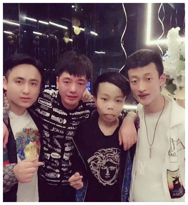 陈山想不羡慕都不行,现在陈山就只能靠着散打哥施舍