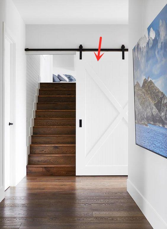 你们家楼梯口可以装个谷仓门,防灰防尘又能隔热保温,效果满分