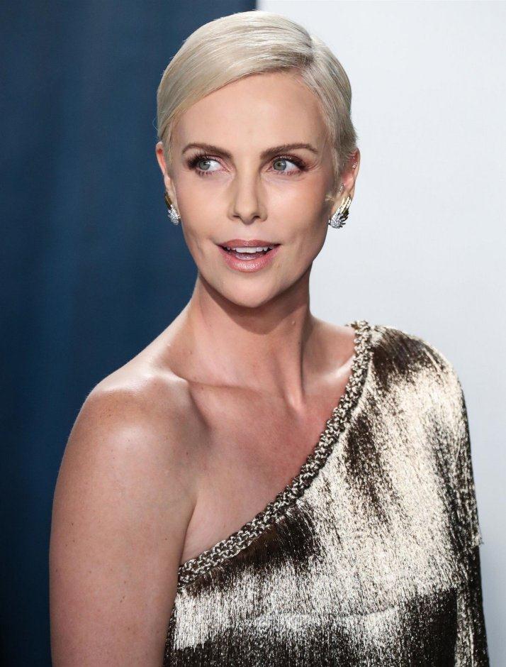 奥斯卡派对上的查理兹塞隆一身华丽的晚礼服惊艳四座