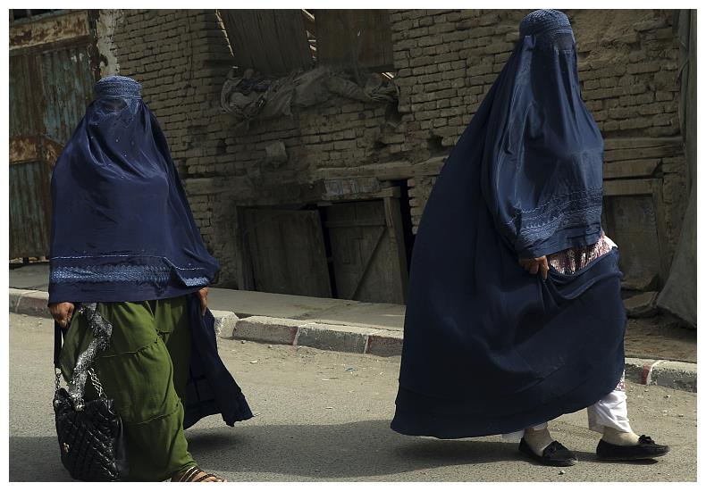 外媒:在阿英国特种部队为躲塔利班假扮女性 穿罩袍蒙混过关