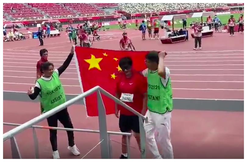 看哭了，中国女将先天双目失明，铁饼扔40.83米，破世界+奥运纪录