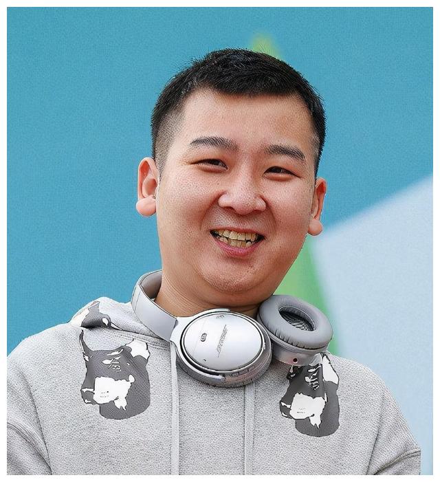 他是郭冬临"儿子",曾登台春晚一夜爆红,今发福秃顶似中年大叔|谢昀杉