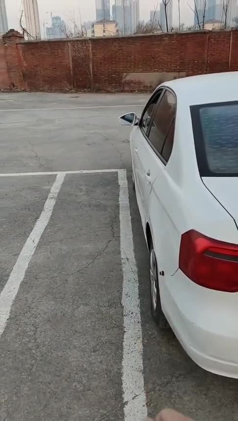 科目二倒车入库一边宽一边窄出库会扫线吗