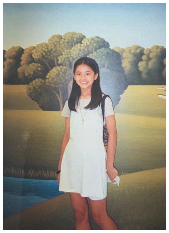 蔡卓妍调侃自己:戴头巾 一对耳环,那时候觉得自己很美的.