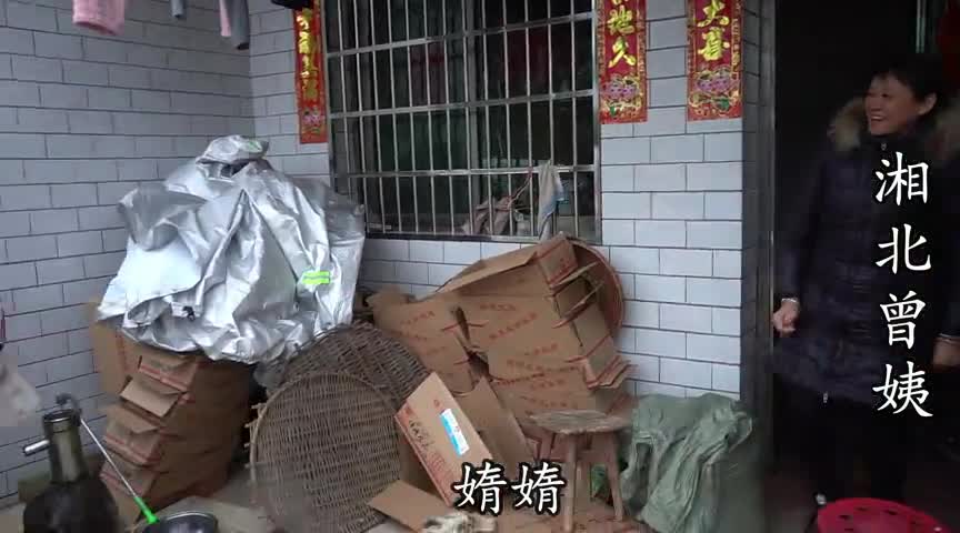大姐一家来家中做客,曾姨准备了一桌子饭菜,一大家子相聚真开心