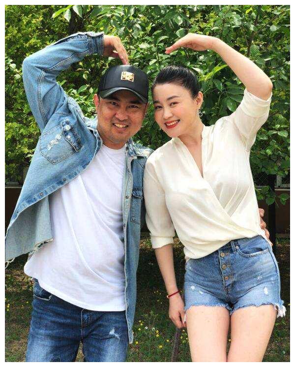 赵本山徒弟关婷娜为何胖了还能这么美看她穿衬衫的样子就懂