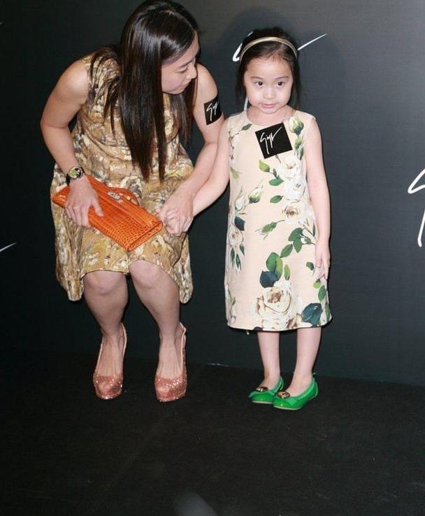 甘比确实有阔太脸穿金色印花连衣裙带女儿亮相淡妆出镜够自信