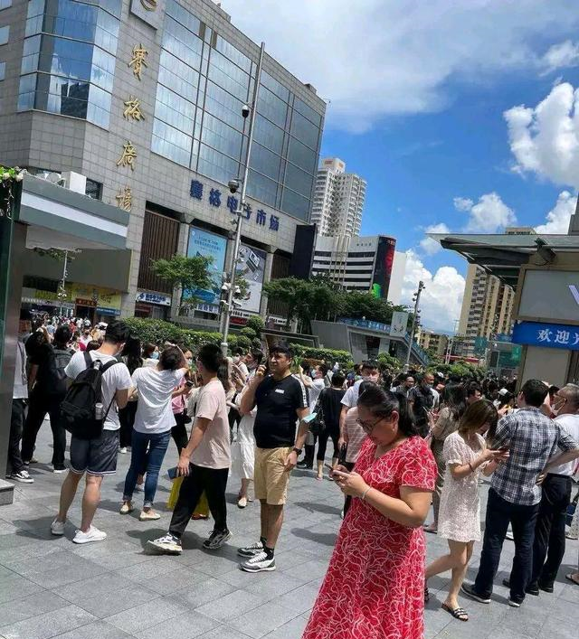 深圳华强北赛格广场大楼出现晃动,楼内的上班人员慌忙逃离现场!