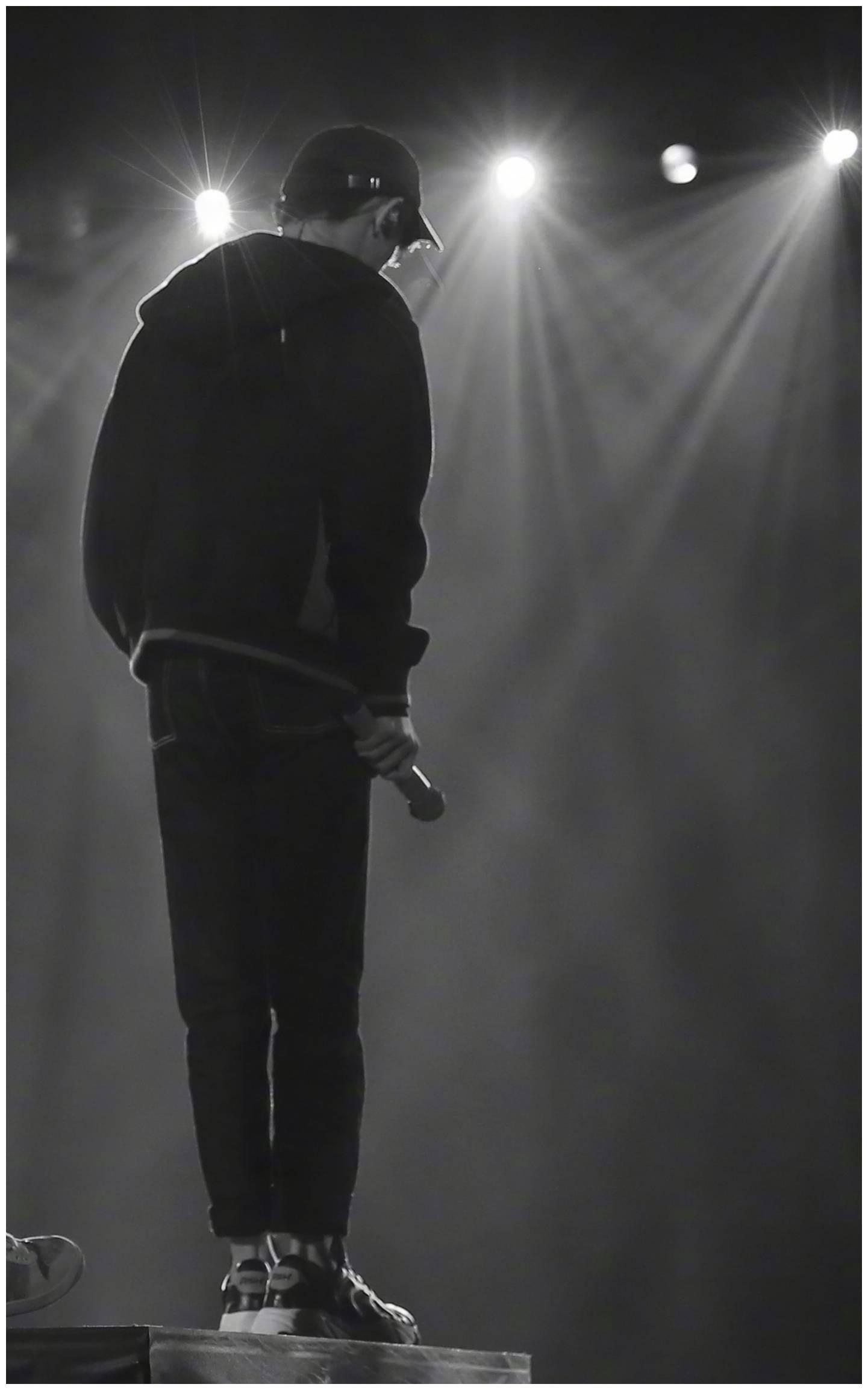 易烊千玺背影杀人 未能相见也甘愿追随