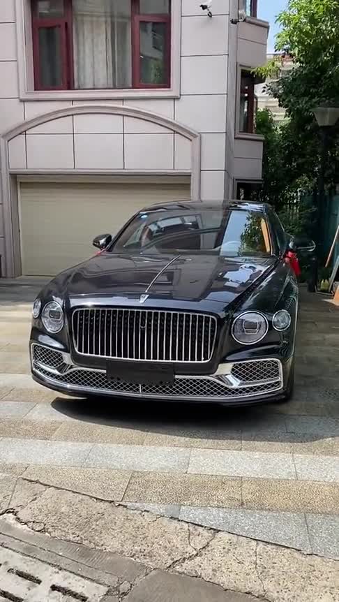 郴州第二台宾利飞驰,富人区别墅偶遇,这是啥样的家庭才能拥有的_手机