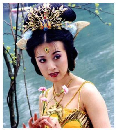 给大家来一张剧照看一看.不知道大家还记不记得里面的孔雀公主.