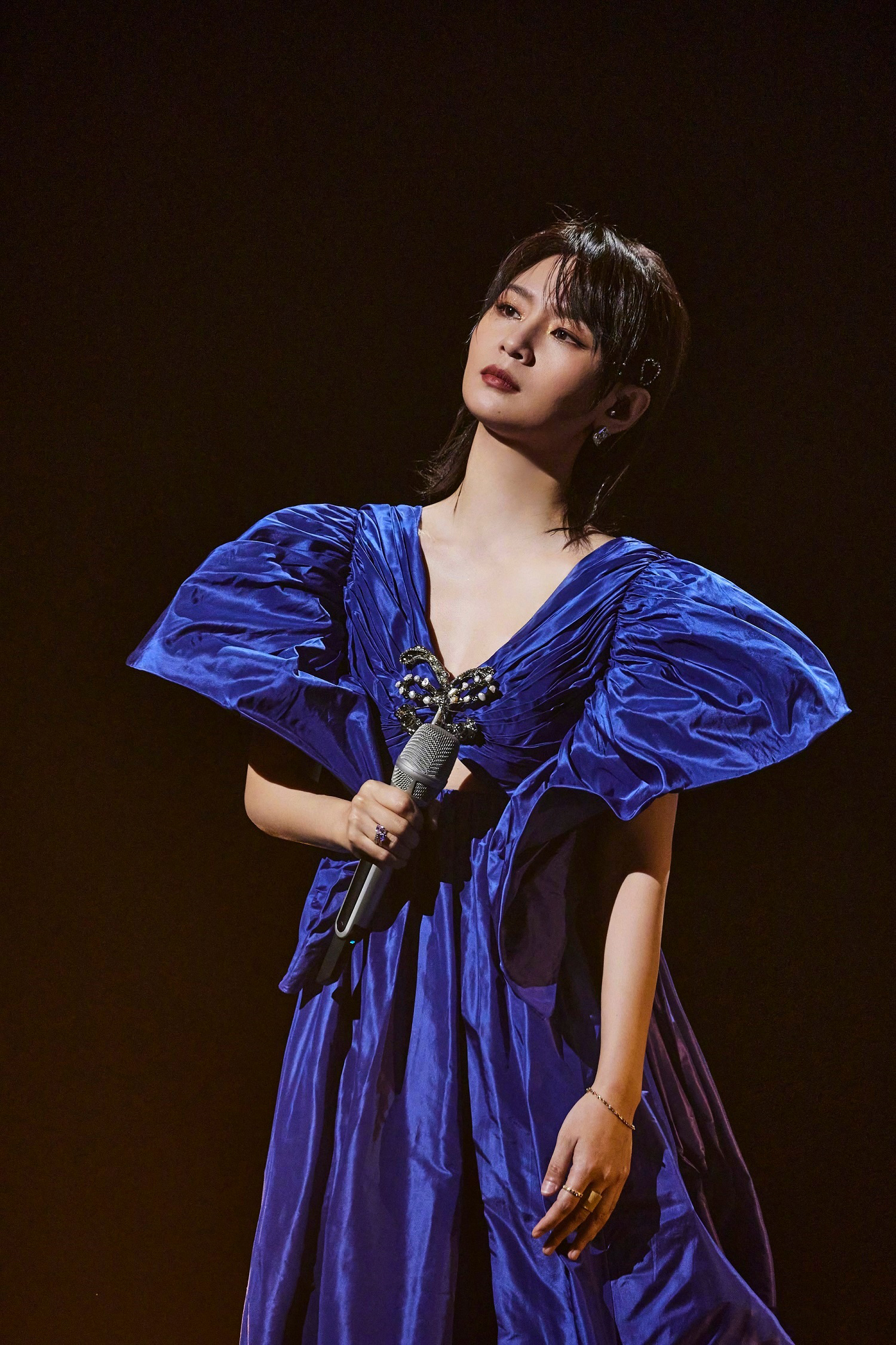 周笔畅身着carolinaherrera2022早秋蓝色蝴蝶结礼服