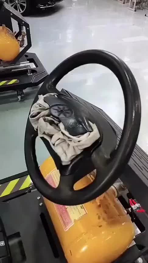 安全气囊引爆的瞬间瞬间弹出来保护大家的安全