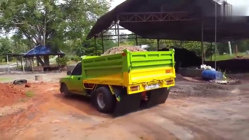 皮卡改装的小货车运渣土,自卸功能很强悍