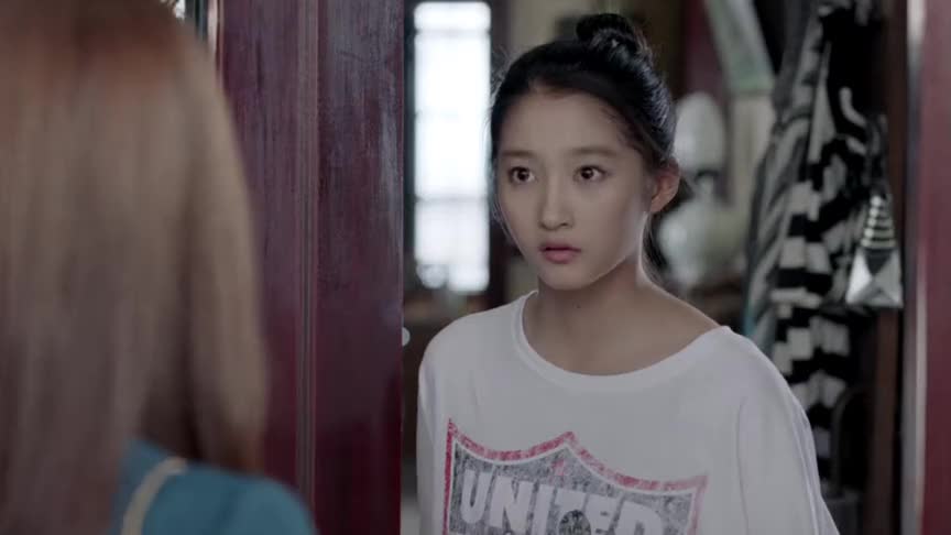 彭佳禾不让江莱进家门,不料江莱拿出香奈儿后,彭佳禾态度秒变