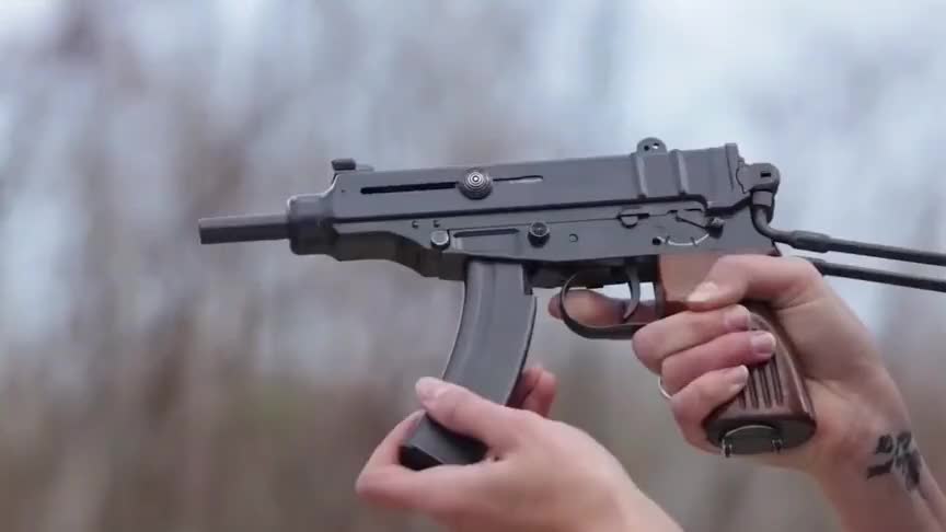 小姐姐配上pdw单兵自卫武器,简直帅到没朋友!