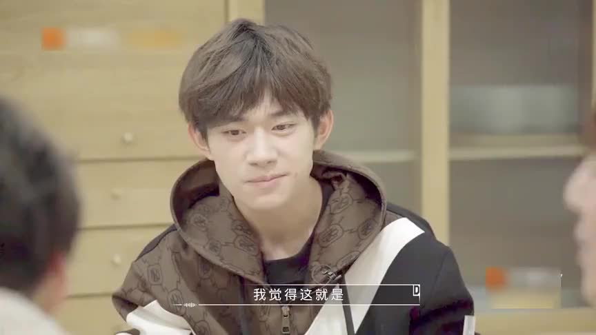 易烊千玺吃着烤串看谢娜耍宝,何炅瞬间被戳中笑点