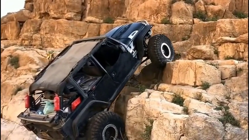 越野车直接爬山,动力太强劲了