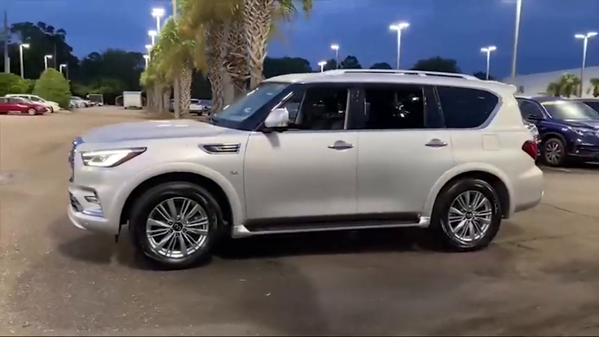 夜晚实拍2021款英菲尼迪qx80,有这配置和空间,还想啥宝马x7