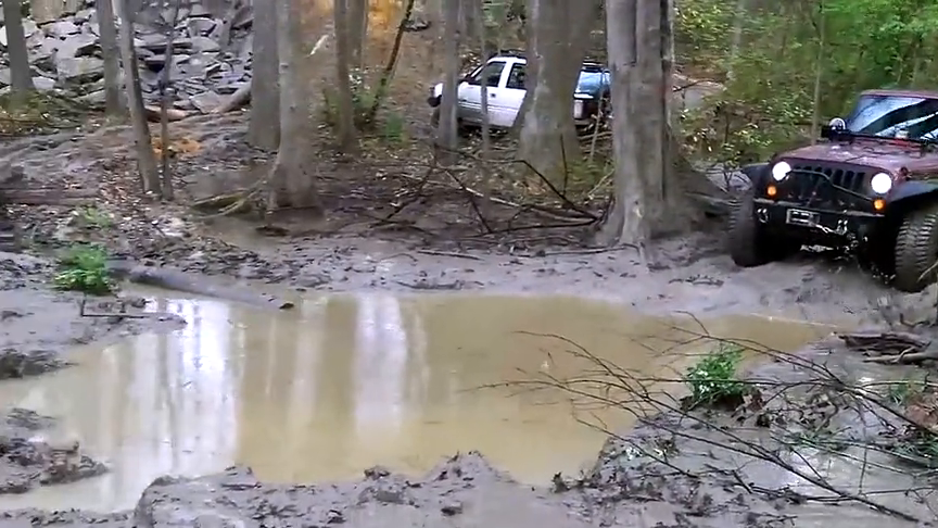 大叔为了测试车子的性能把车开入烂泥潭你猜最后怎么样了