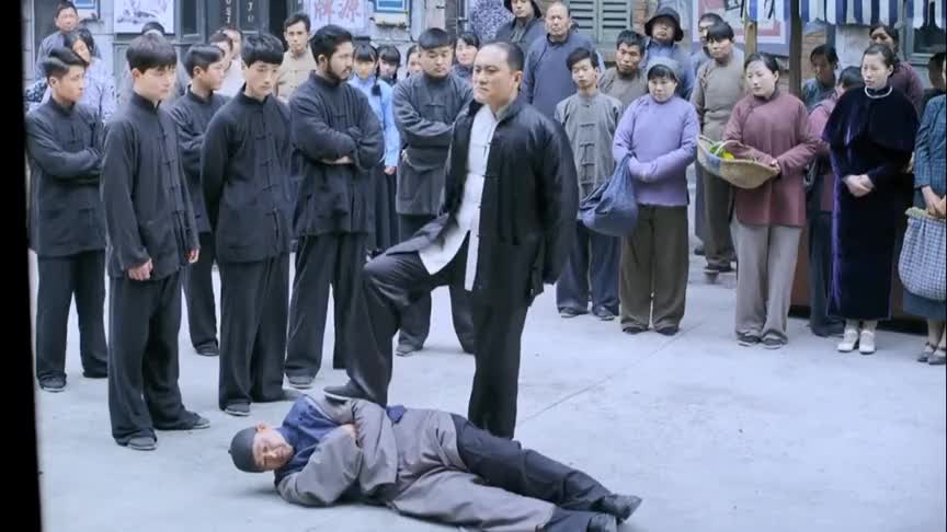 恶霸大街上欺负老百姓,不料团长路过看见后,立马霸气开枪毙了他