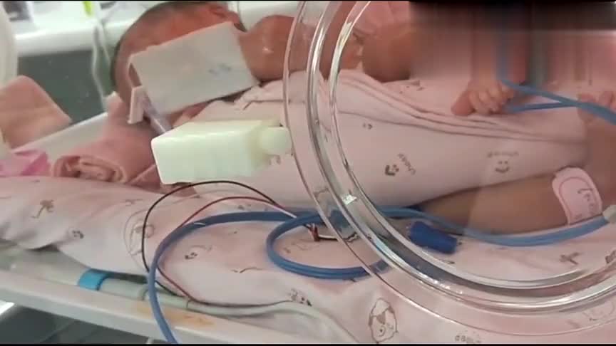 33周早产的二胎女儿在保温箱里展露微笑,这微笑看得我心都醉了!