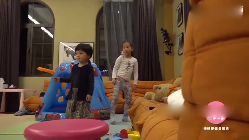 快快头直接磕地,曾剑:你练"铁头功"了吗?梅婷一旁捂脸大笑!