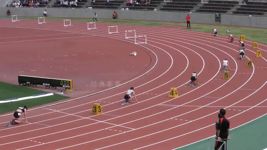 日本高校女生400米栏决赛,第一名都快跑出屏幕了,太厉害了!