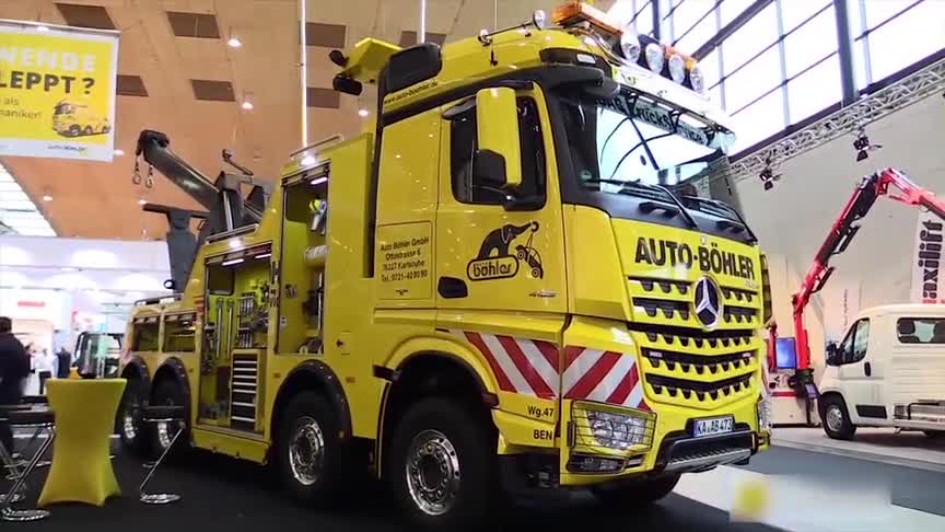 2020车展上的奔驰救援拖车在国内真少见这种大型拖车