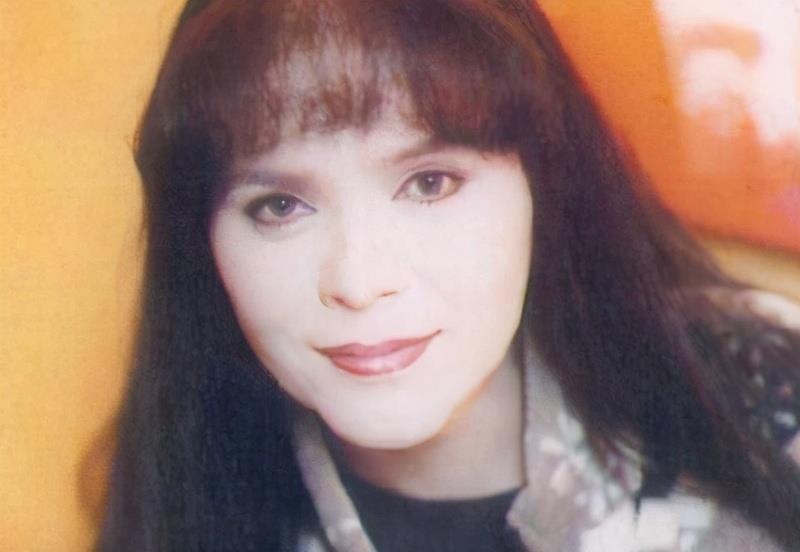 对方来头不小,名叫黎爱莲——中英混血女歌手,容貌绝丽,歌艺出色,可以